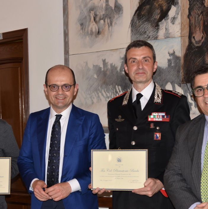 Da sx: il Vescovo di Asti Mons. Marco Prastaro, il presidente Ucid di Asti Paolo Porrino, il Ten. Col. Breda e Renato Goria, presidente della Camera di Commercio Da sx: il Vescovo di Asti Mons. Marco Prastaro, il presidente Ucid di Asti Paolo Porrino, il Ten. Col. Breda e Renato Goria, presidente della Camera di Commercio