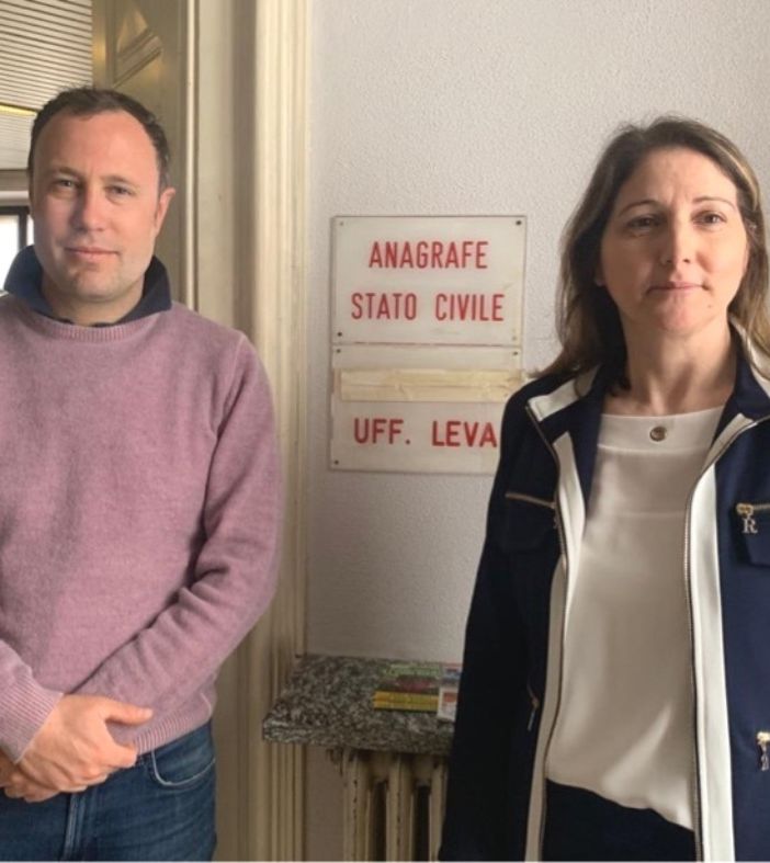 Il sindaco Anna Macchia con il responsabile dell'Ufficio Anagrafe Stefano Aubert Gambini