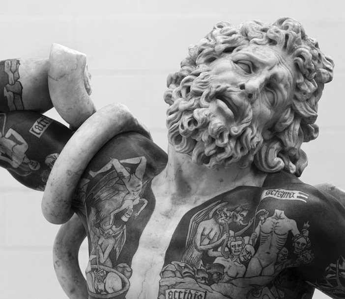 Una delle scuture di Fabio Viale, fotografata da Enzo Isaia
