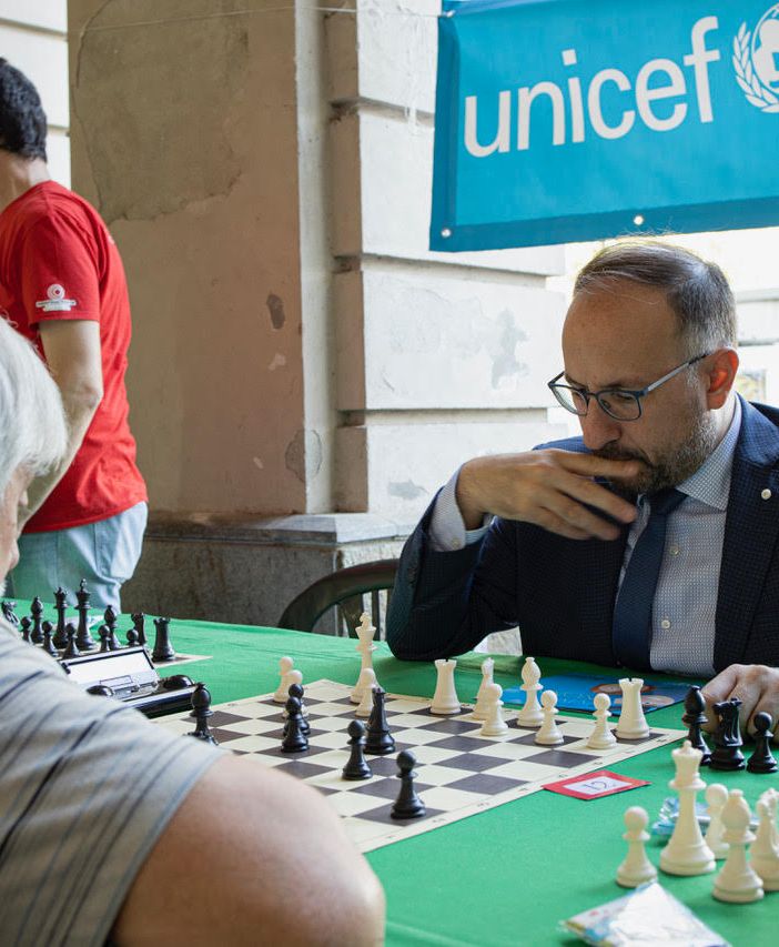 Nella foto, il sindaco di Asti impegnato in una sfida scacchistica in una precedente edizione dell'evento