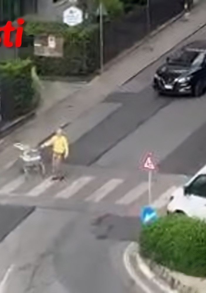 Un fermo immagine tratto dal video, divenuto virale sul web