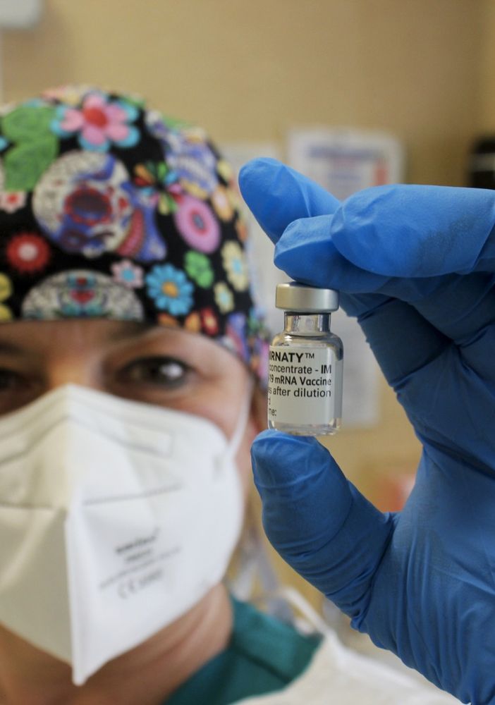 Infermiera con una fiala di vaccino Pfizer