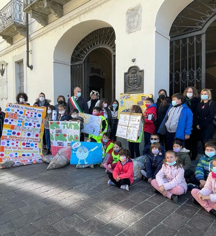 Una parte dei giovanissimi volontari che hanno aderito all'iniziativa di &quot;Caccia al mozzicone&quot;