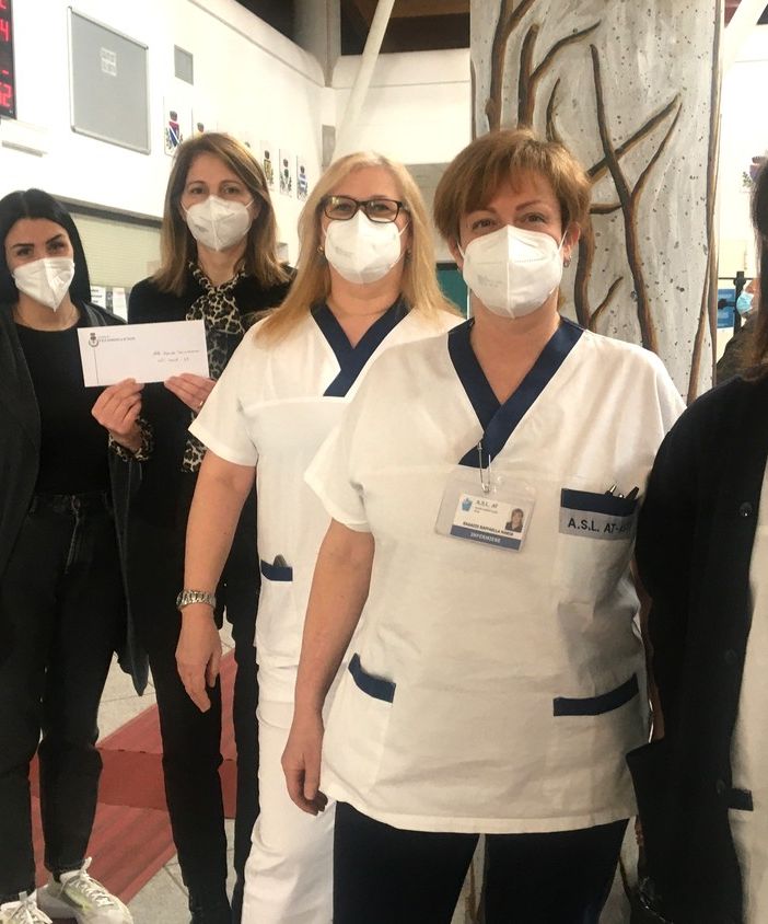 Il sindaco Anna Macchia con alcune operatrici dell'equipe vaccinazioni