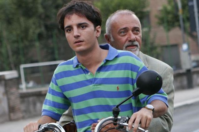 Un giovanissimo Nicolas Vaporidis e il compianto Giorgio Faletti in una scena tratta da &quot;Notte prima degli esami&quot;, regia di Fausto Brizzi