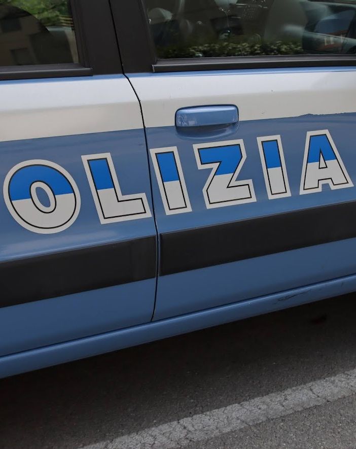 Minaccia i passanti con il bastone in corso Savona: all'arrivo della polizia fugge scagliando a terra una bottiglia