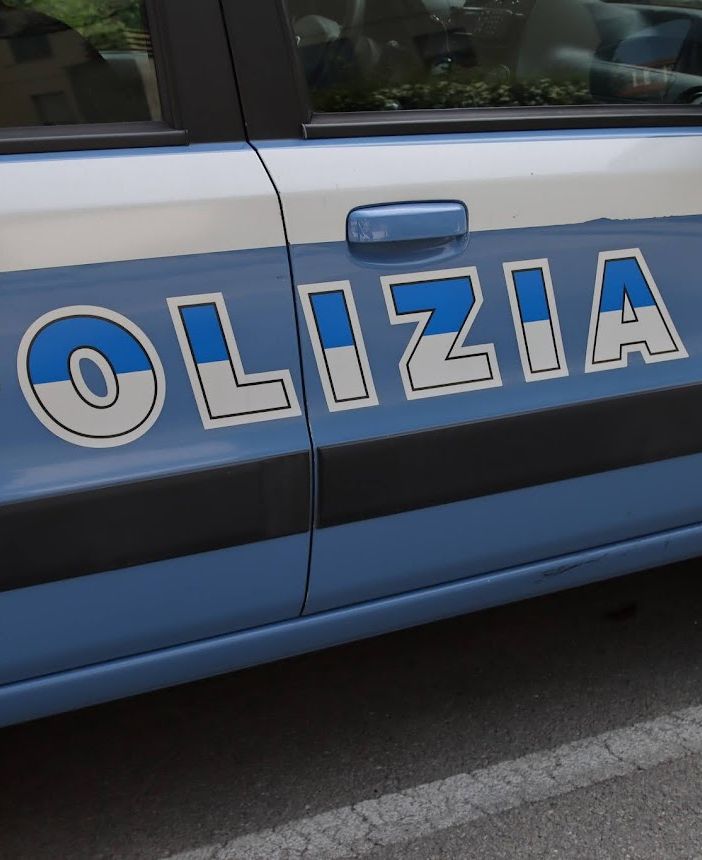 Rubano all’interno di un supermercato, uno si denuda e tira uno schiaffo a una dipendente: arrestati dalla polizia