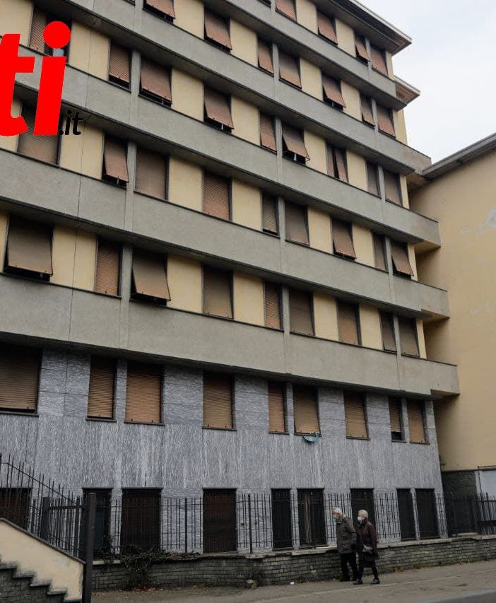 La facciata del vecchio ospedale che dà su corso alla Vittoria (Ph. Merfephoto - Efrem Zanchettin)