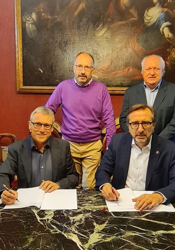 Un'immagine della sottoscrizione del protocollo