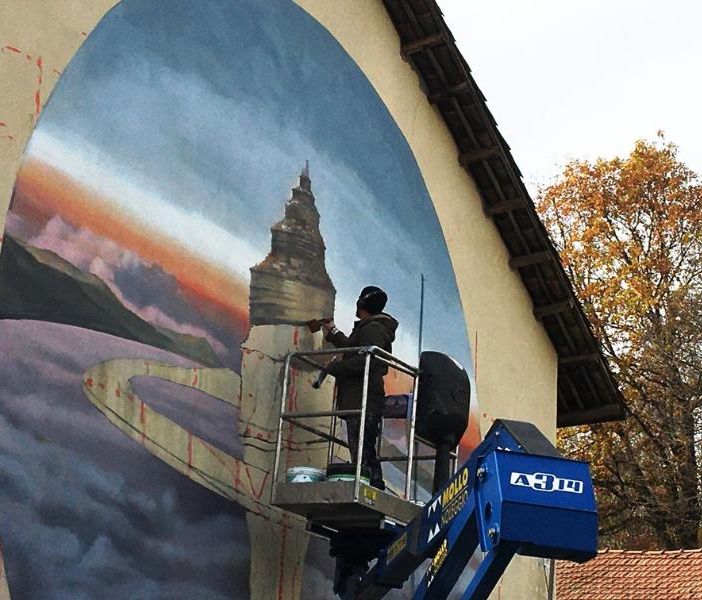 La conchiglia che inneggia al sogno nel murale di Vesod a Monale