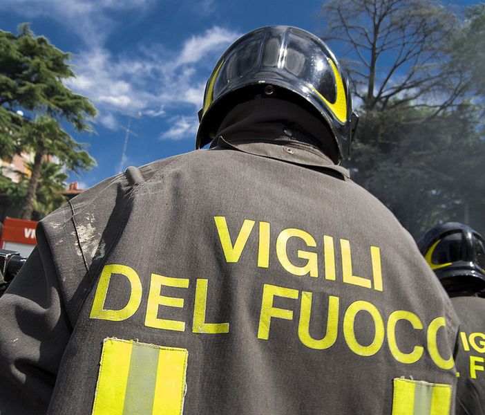 Asti: incendio in via Badalin. A fuoco un furgone nei pressi di un cantiere