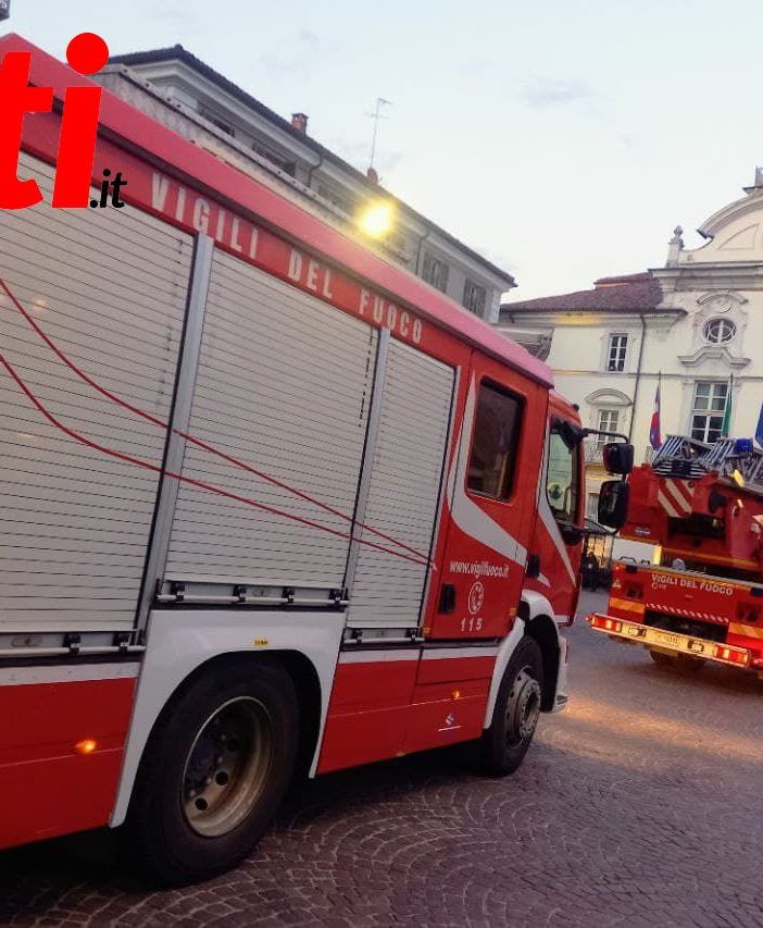 Curiosità per la presenza di mezzi dei vigili del fuoco in piazza San Secondo