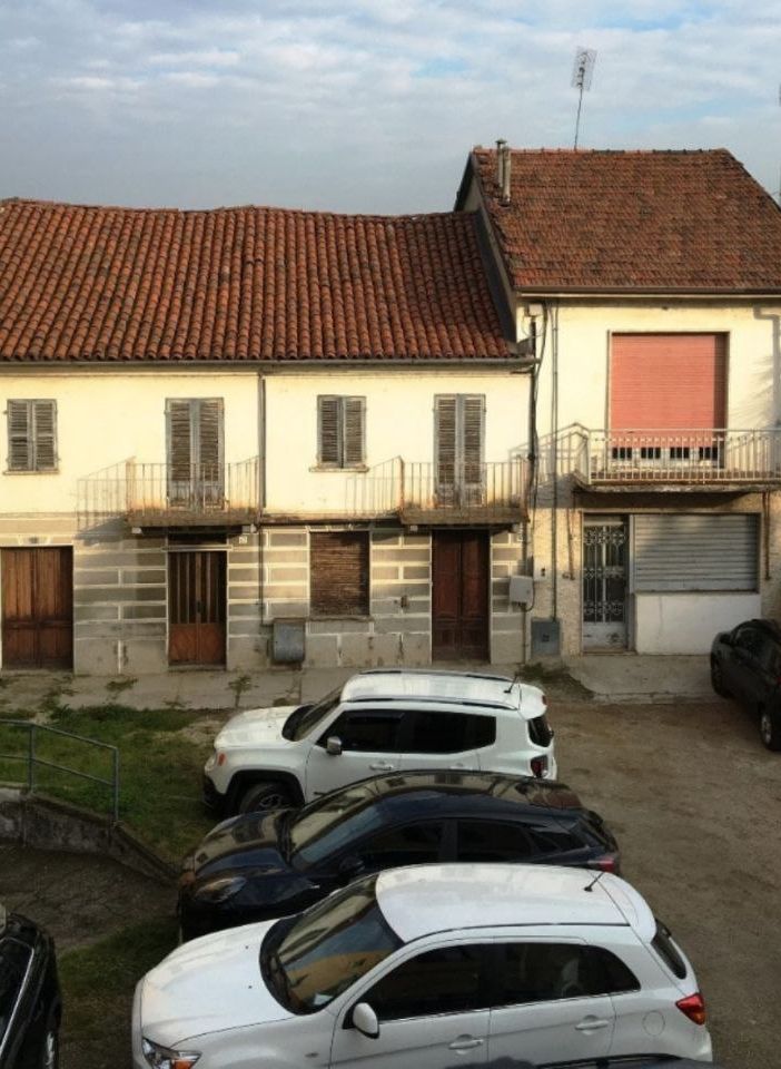 Lo spiazzo antistante il Municipio così com'è ora, con le due case fatiscenti che verranno abbattute