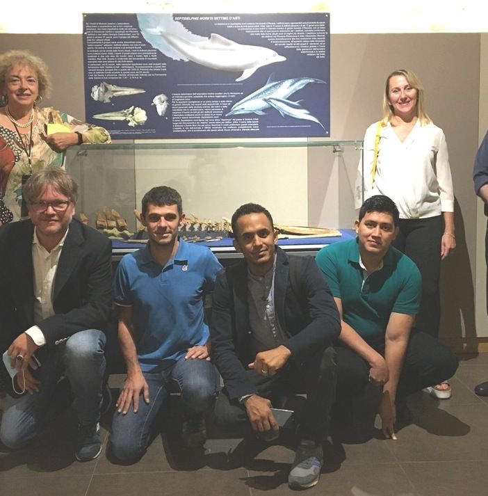 Ascanio Cuba (secondo da destra accosciato) con amministratori, rifugiati e personale del Museo Paleontologico Astigiano
