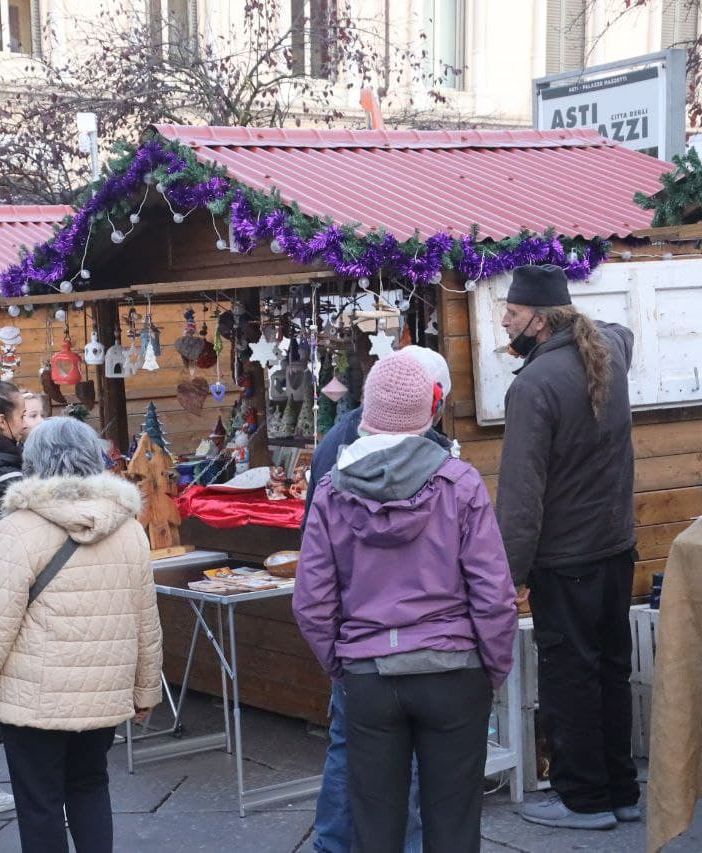 Visitatori Magico Paese di Natale e astigiani a passeggio in corso Alfieri