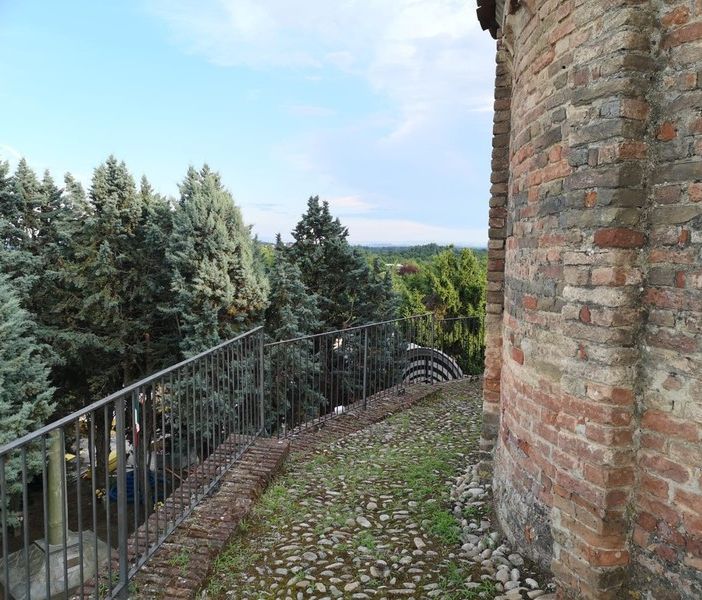 A Cinaglio continua a far discutere l'antenna &quot;della discordia&quot;, vicino alla chiesa di San Felice, gioiello romanico