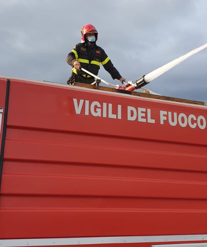 Va a fuoco un container di cartone dietro a Happy Casa, intervengono i Vigili del Fuoco