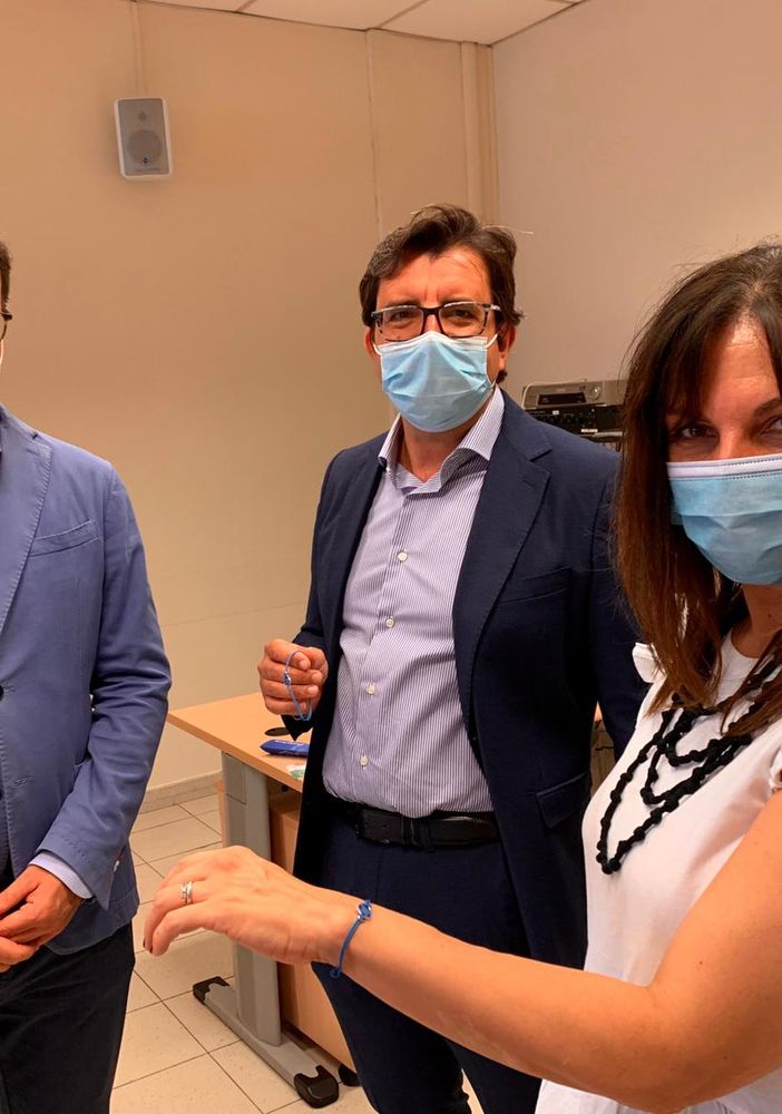 &quot;Italy Stay Strong&quot; approda ad Asti: consegnati i braccialetti solidali alla Rianimazione del Massaia