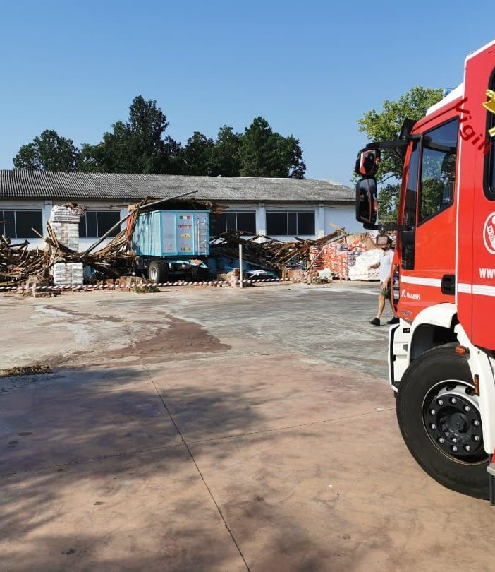 Montechiaro, una tromba d’aria ha provocato il crollo di un capannone in regione Reale