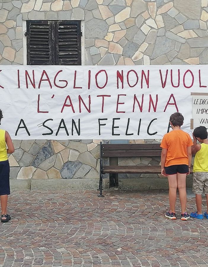 Cinaglio è scesa in piazza contro l’antenna Wind al Colle di San Felice