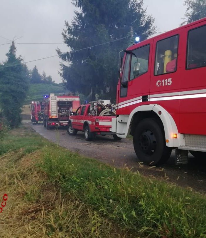 Santo Stefano Belbo: prende fuoco un deposito attrezzi. Intervengono i Vigili del Fuoco di Asti e Canelli