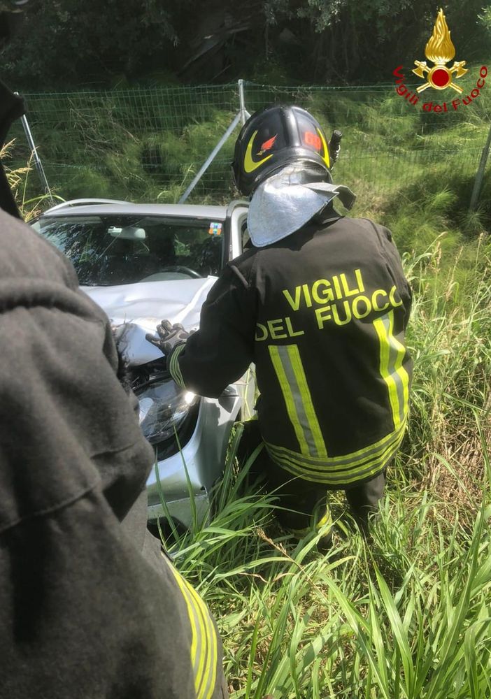 Villanova d'Asti: auto finisce in una profonda scarpata dopo essere stata tamponata da un mezzo pesante