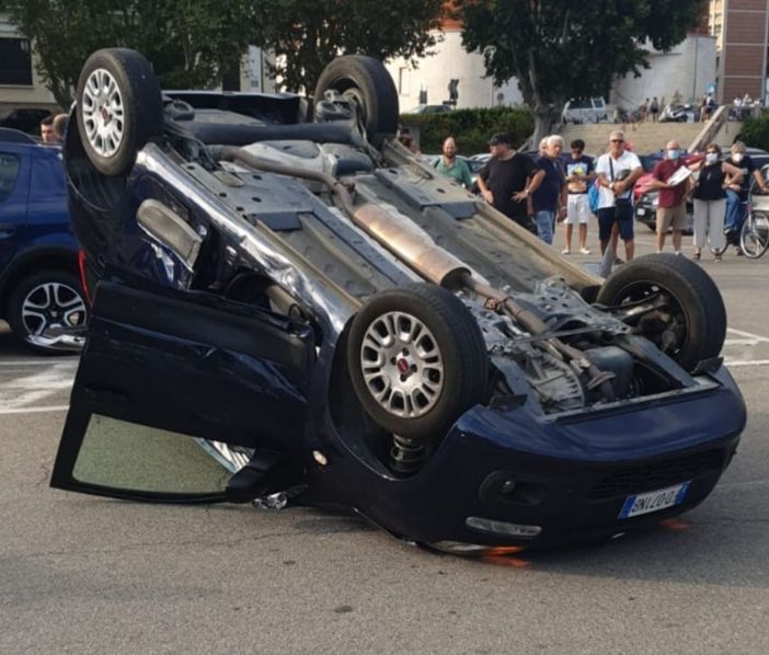 Asti: tamponamento da brivido in piazza del Palio. Auto cappottata e un ferito