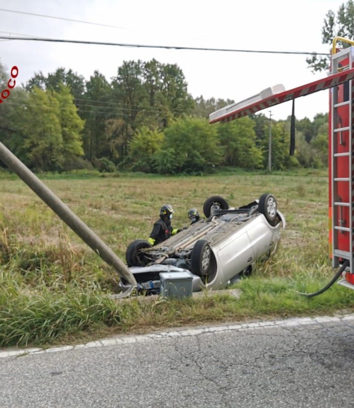 Gallareto: auto perde il controllo ed esce di strada, ribaltandosi. Ferite lievi per gli occupanti