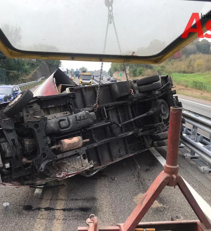 Incidente questa mattina tra Asti Ovest e Asti Est. Una persona incastrata (FOTO)