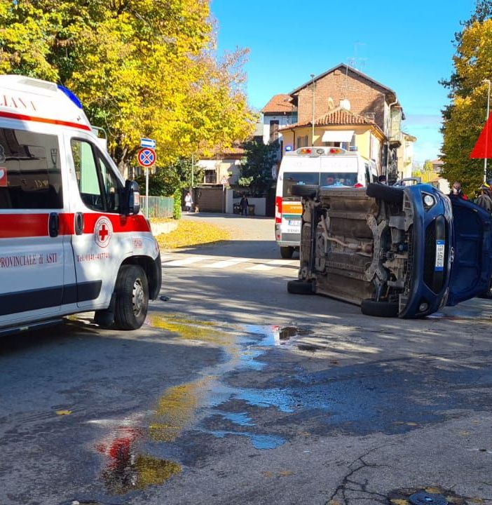 Asti, incidente tra un'ambulanza e un'auto al semaforo di corso Galileo Ferraris