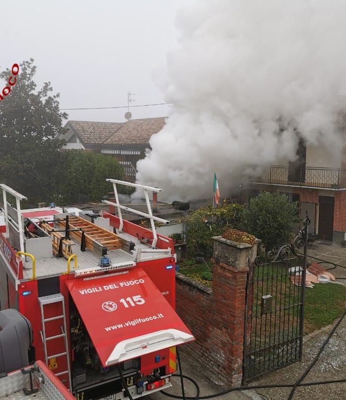 Cunico, intervento dei vigili del fuoco per domare l’incendio di una legnaia