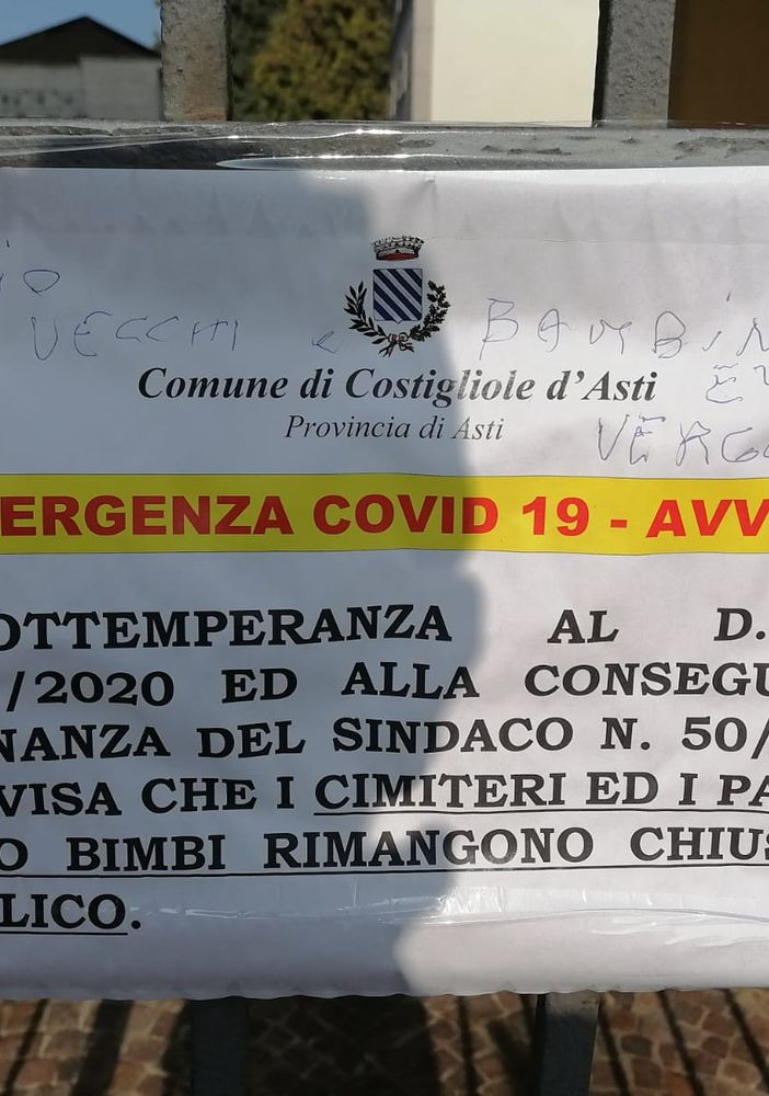 Uno degli avvisi di chiusura imbrattati con accuse al sindaco