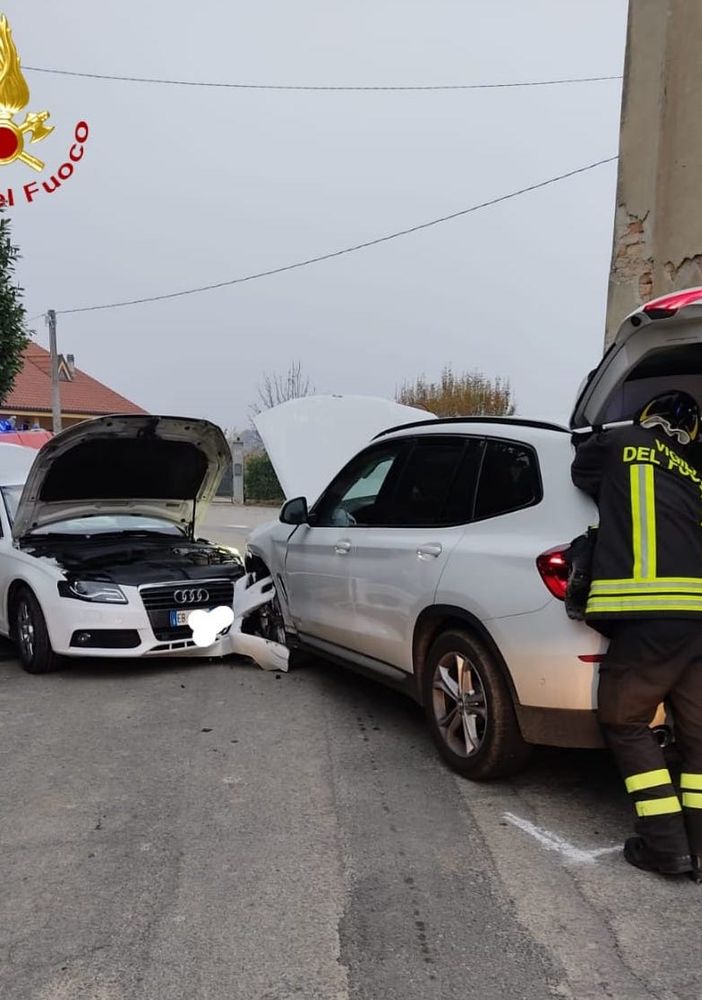 Scontro semi-frontale a Costigliole d’Asti: uno degli automobilisti coinvolti è fuggito a piedi dopo l’impatto