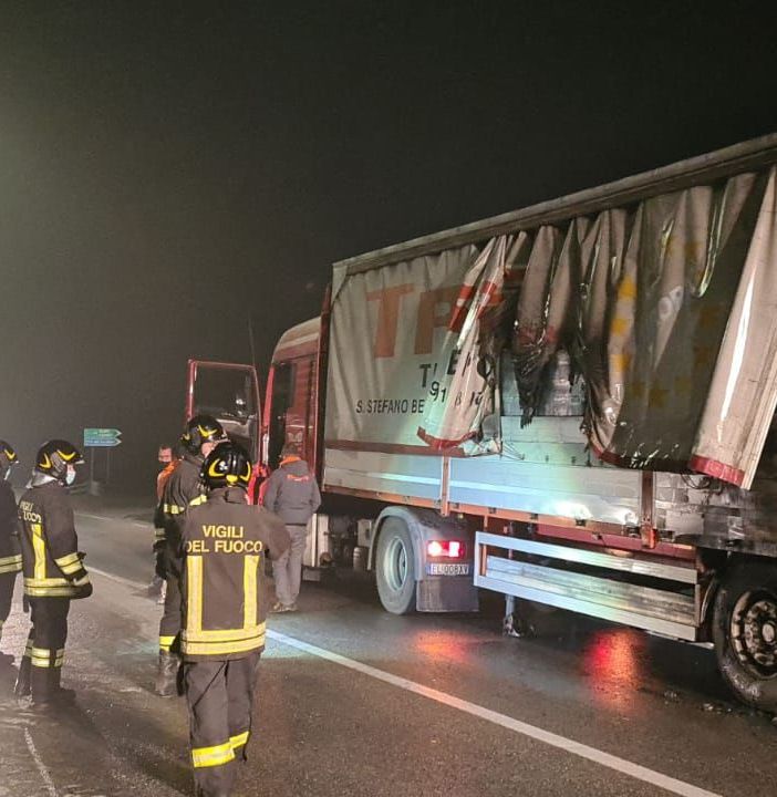 Autoarticolato in fiamme all’altezza dello svincolo della Boana, sul posto i vigili del fuoco