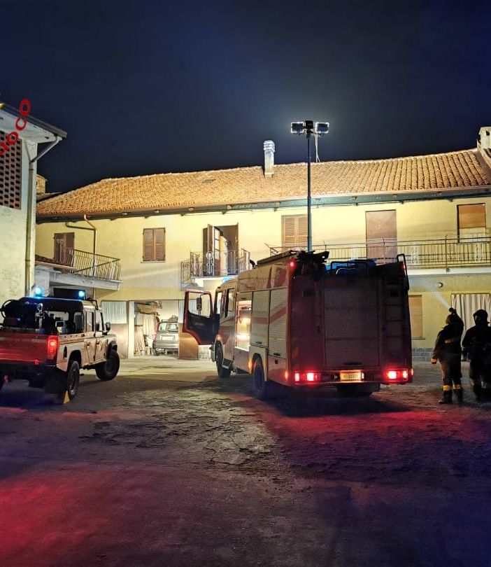 Castelnuovo Don Bosco: a fuoco un camino, intervengono i Vigili del Fuoco
