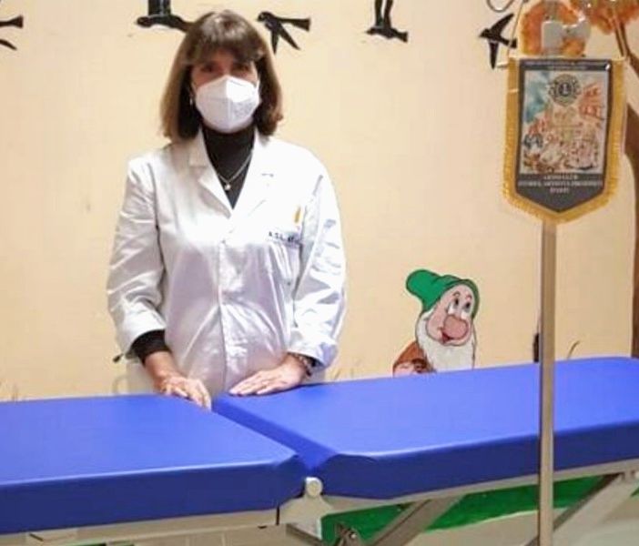 Il Lions Club Storici, Artisti e Presepisti d’Asti festeggia il suo primo compleanno donando un lettino per visite alla Pediatria del Massaia