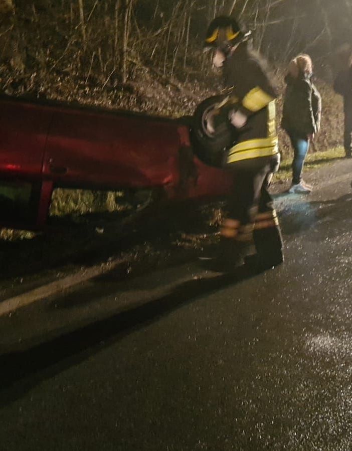 Revignano: auto si ribalta e finisce fuori strada. Sul posto i Vigili del Fuoco e il 118