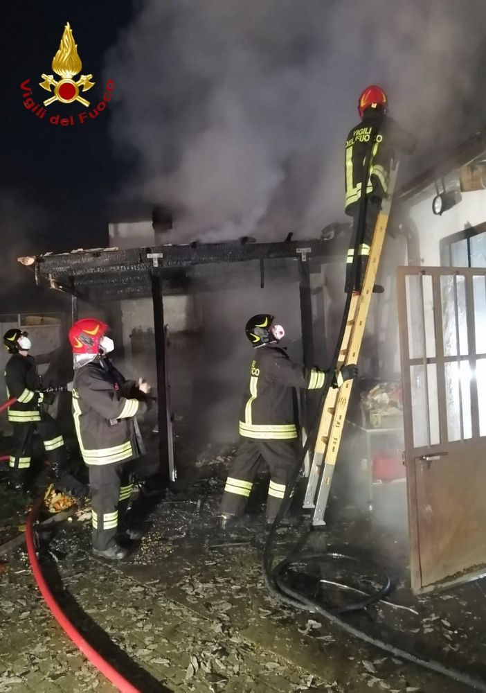 Vigili del fuoco impegnati su un intervento per incendio tettoia