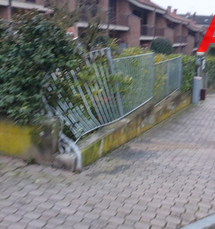 La cancellata colpita dal furgone dopo l'urto