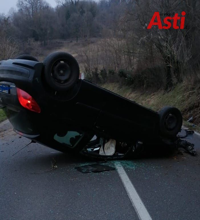 Montiglio Monferrato: auto si ribalta autonomamente in via della Repubblica