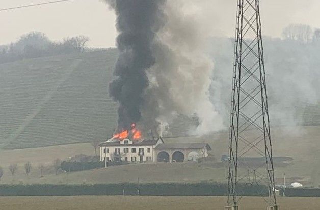 Incendio tetto cascina a Calamandrana