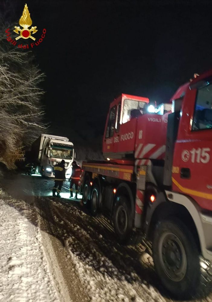 Bilico finisce fuori strada a San Martino Alfieri