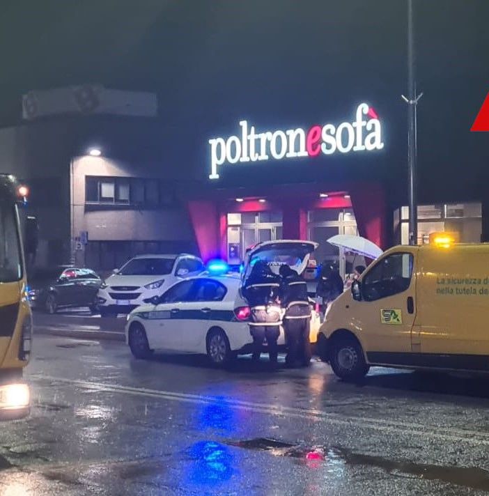 Corso Alessandria, dopo uno scontro nella rotonda ‘del Palio’ carambola contro un'auto in sosta [FOTOGALLERY]
