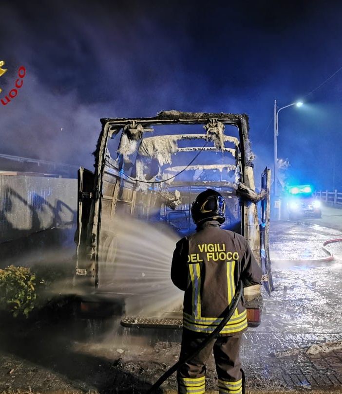 Grana: furgone distrutto da un incendio sviluppatosi intorno alle 21