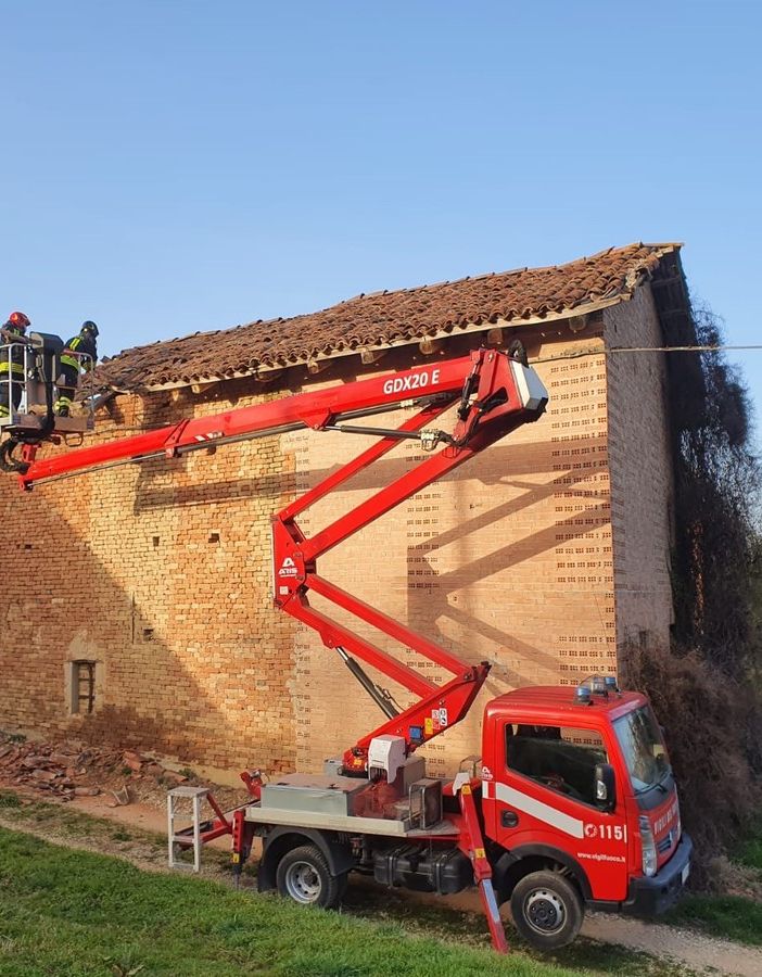 San Damiano, crolla parte del tetto di una casa. Intervengono i vigili del fuoco
