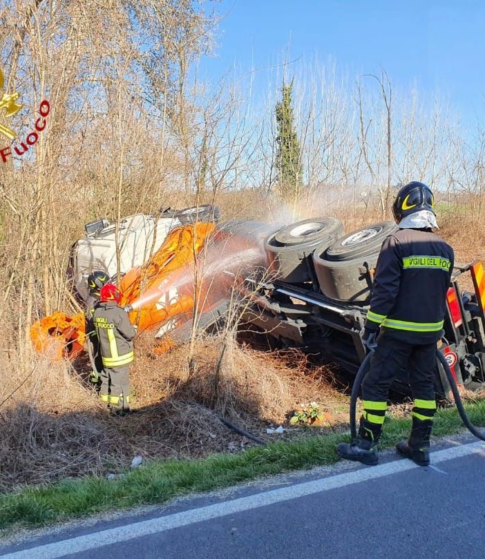 Montiglio: scontro tra due camion. Nessun ferito