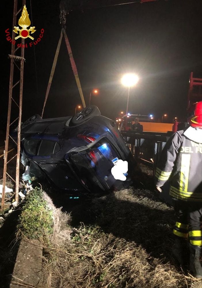 Nizza: incidente nella notte. Auto esce di strada e si ferma poco prima dei binari