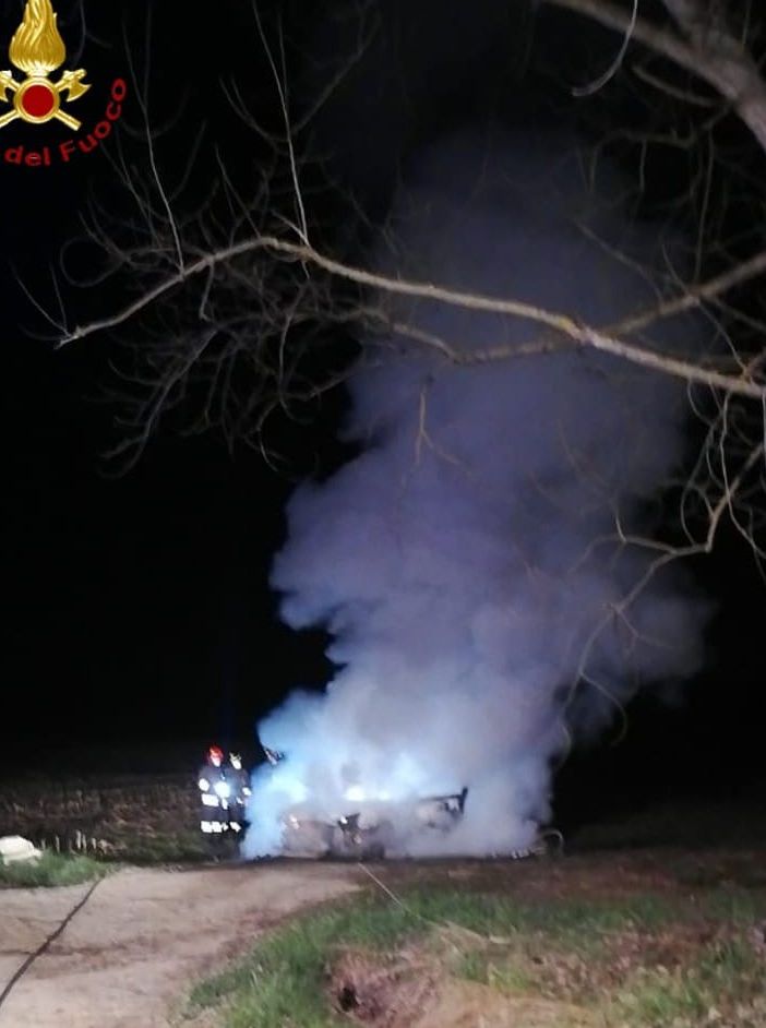 Celle Enomondo: a fuoco un'auto in strada Merlazza