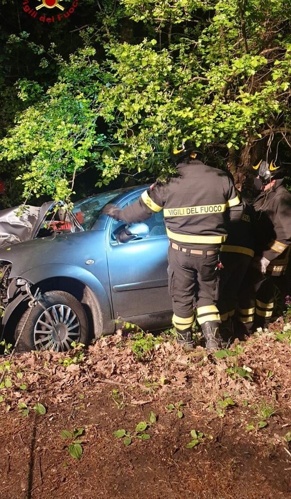 Cossombrato: auto esce di strada e sbatte contro un albero. Un ferito