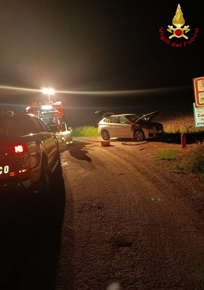 Isola: auto in fiamme nella notte. Sul posto i vigili del fuoco